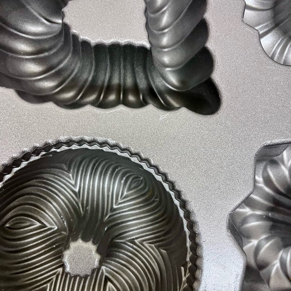Nordic Ware Bundt Quartet Cake Pan 4 Mini Bundt Designs 9 Cups Heart Star Donut - Picture 4 of 7